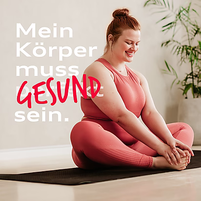 Social Media Post: Eine Frau in Sportkleidung sitzt auf einer Matte und lächelt, umgeben von einer Pflanzenkulisse. Auf dem Bild steht der Text: „Mein Körper muss perfekt sein“ wobei das Wort "perfekt" durchgestrichen und durch "GESUND" ersetzt ist